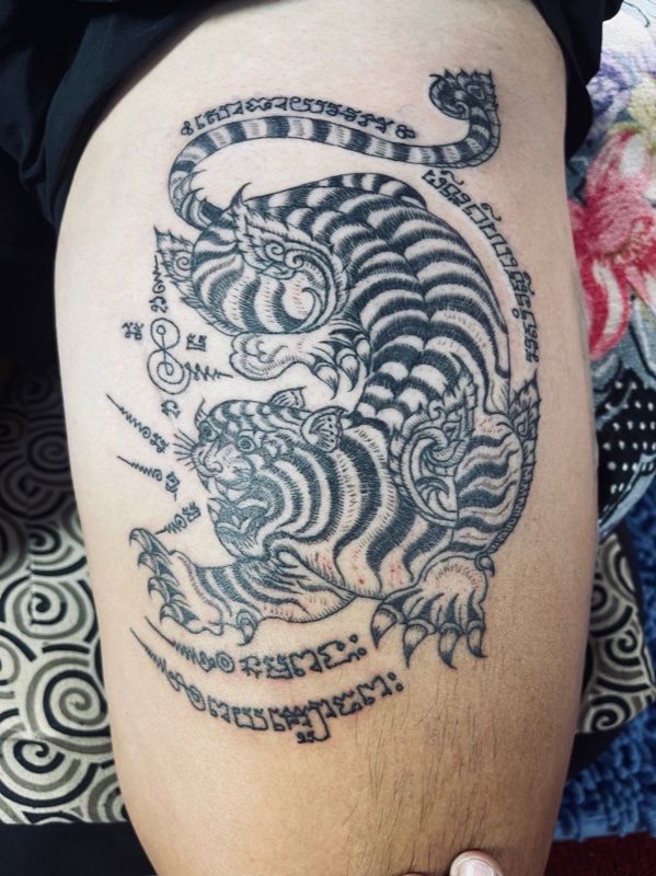 Suea Koo (twin tigers) on thigh